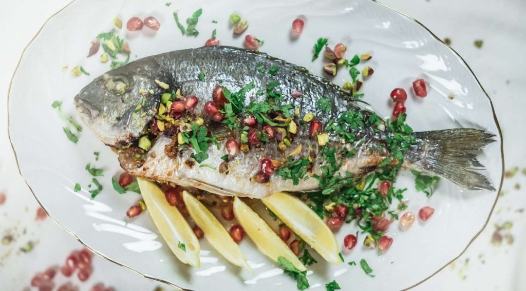 Orata arrosto con semi di melograno e pistacchi